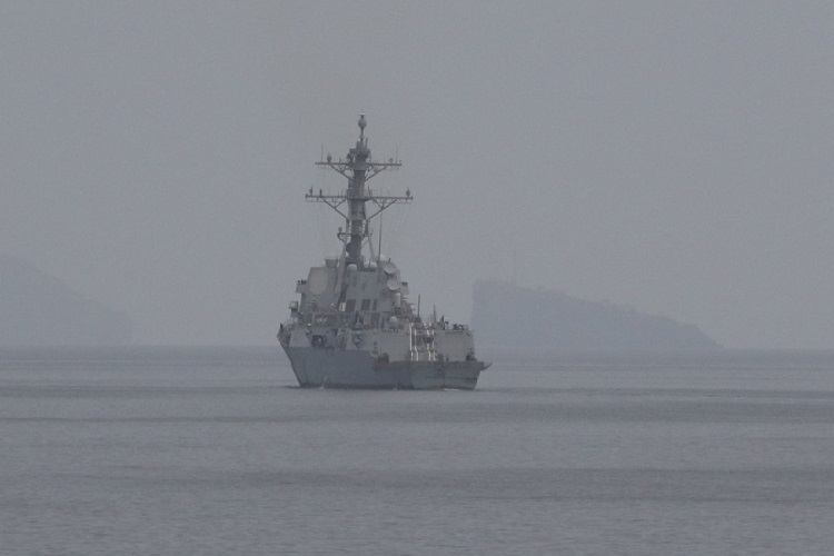 Según el comando estadounidense, los dos destructores —el USS Frank E. Peterson y el USS Michael Murphy— habrían transitado por el estrecho y el golfo Pérsico como parte de una misión para garantizar la seguridad del tráfico marítimo.