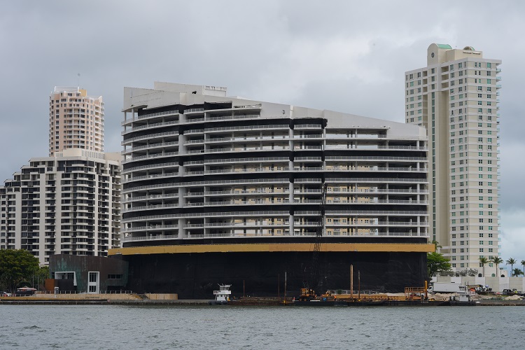 La demolición no requirió la evacuación de los residentes del área de Brickell, donde se levantaba el edificio, pero sí se pidió a los vecinos más cercanos que permanecieran en sus casas con puertas y ventanas cerradas. Foto. EFE