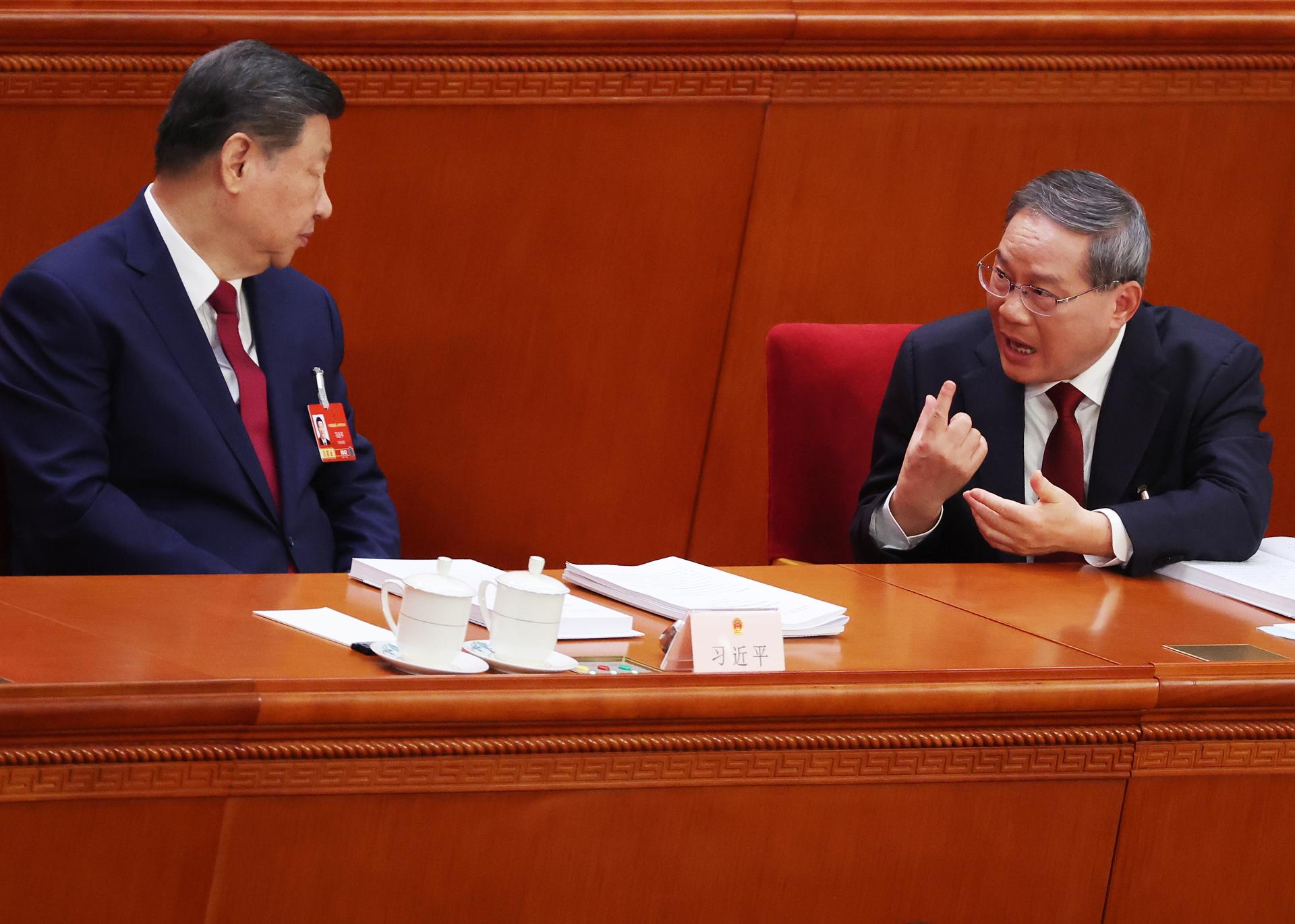 El presidente chino, Xi Jinping (izquierda), conversa con el primer ministro, Li Qiang, durante la ceremonia de apertura de la Cuarta Sesión del XIV Congreso Nacional del Pueblo de China en el Gran Salón del Pueblo. EFE