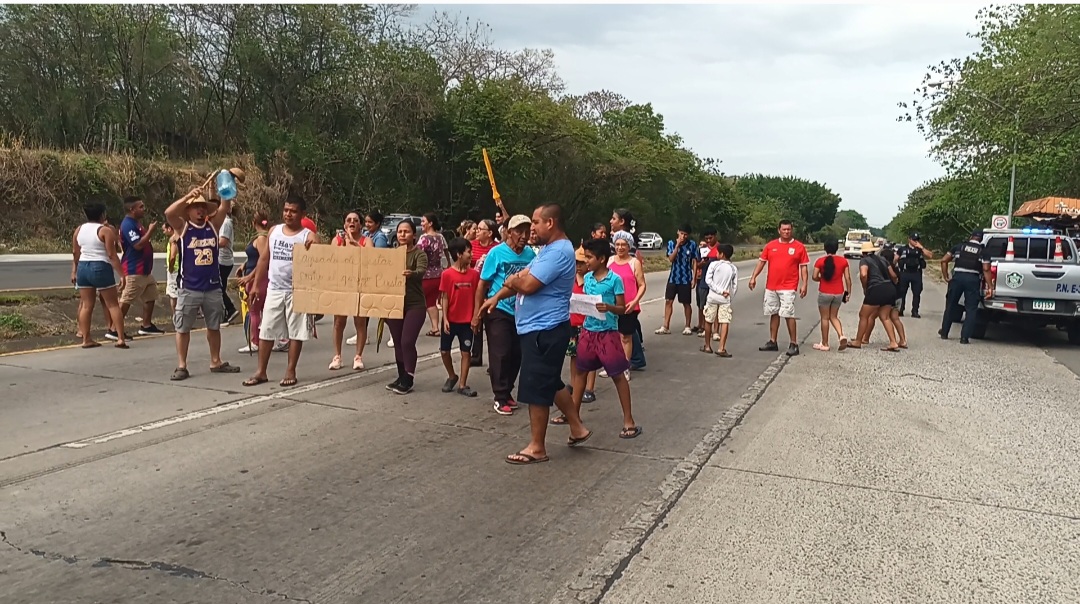 Protestas por falta de agua potable vuelven activarse en la vía ...