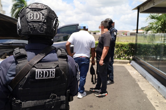 Los dos aprehendidos fueron puestos a órdenes de las autoridades competentes.  /  Foto: PN