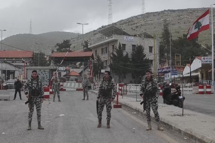 El túnel, se extiende entre Siria y el Líbano, y es custodiado por miembros de las fuerzas de seguridad. Foto. EFE