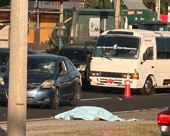 El cadáver de la víctima quedó en la orilla de la cuneta que divide los 4 carriles de la vía.  /  Foto:  Cortesía