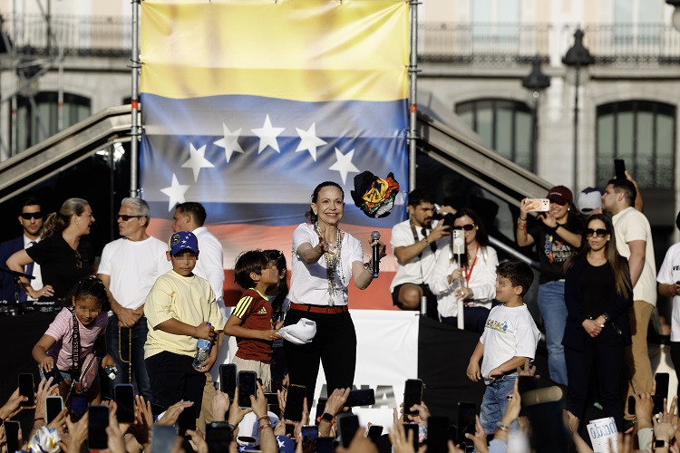 María Corina Machado, la líder opositora venezolana, durante un encuentro con la comunidad de su país en España, este sábado en la Puerta del Sol, en Madrid. Foto. EFE