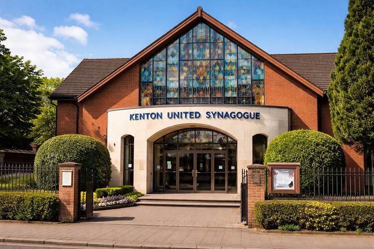 Agentes que realizaban patrullas de vigilancia en la zona observaron daños en una ventana de la sinagoga Kenton United, en el barrio de Harrow (noroeste de la ciudad). Foto. IA