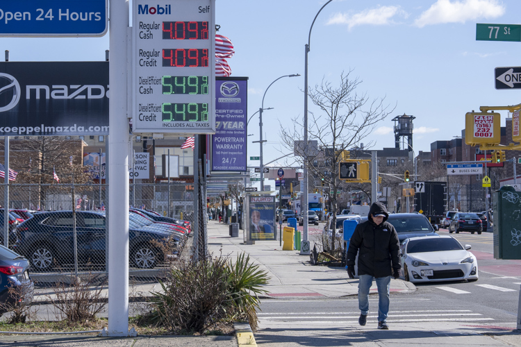 Desde el comienzo de la guerra el 28 de febrero, los costes han aumentado hasta llegar a superar los 4 dólares, de acuerdo con registros de la Asociación Estadounidense del Automóvil. 