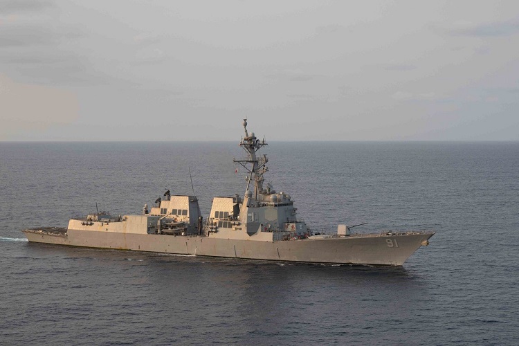 El destructor de misiles guiados USS Pinckney (DDG 91) patrulla aguas regionales en apoyo a las operaciones de bloqueo. El bloqueo ha detenido por completo el comercio económico que entra y sale de Irán por mar. Foto. @CETCOM