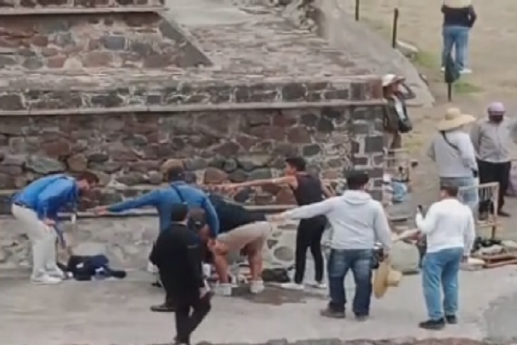 El tiroteo fue difundido en videos de redes sociales, donde se observa al presunto agresor en lo alto de la Pirámide de la Luna, desde donde se escuchan detonaciones. Foto. Redes