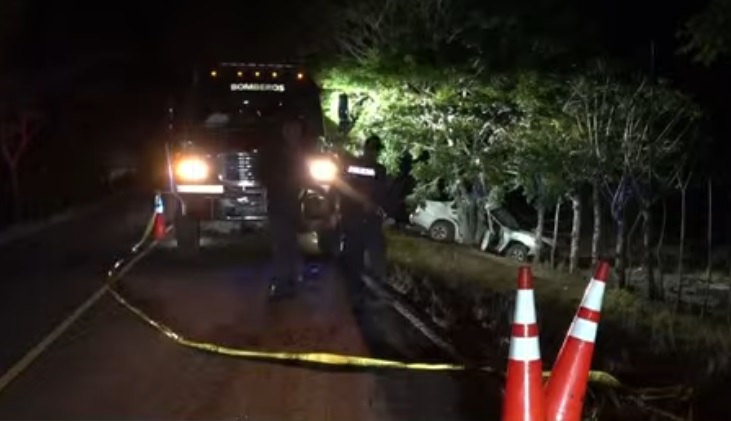 Dos jóvenes mueren tras brutal choque contra un árbol