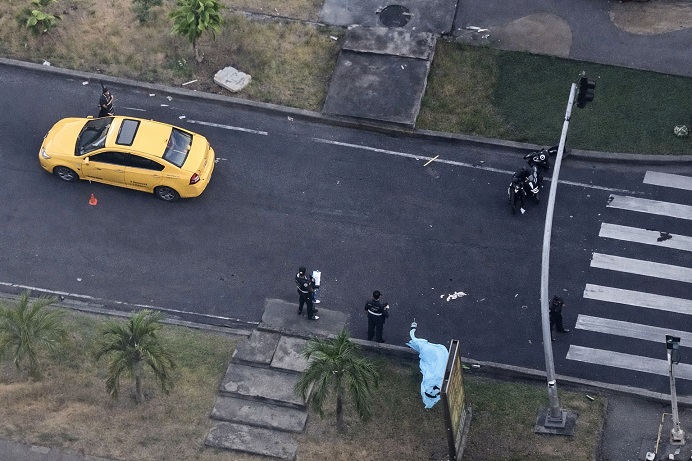 #SucesosCri En este hecho de tránsito está involucrado un sedán tipo taxi, el cual colisionó con la motocicleta.