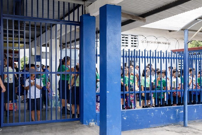 #SucesosCri Producto del hecho, el pánico se apoderó de los estudiantes de la escuela de Doleguita, por lo que poco a poco empezaron a llegar al plantel educativo, los padres de familia a retirar a sus hijos.