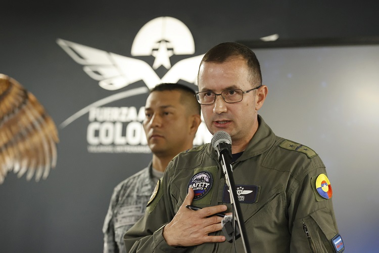 El director de Seguridad Operacional de la FAC, coronel Luis Fernando Giraldo, presentó el informe preliminar del accidente del Hércules C-130.