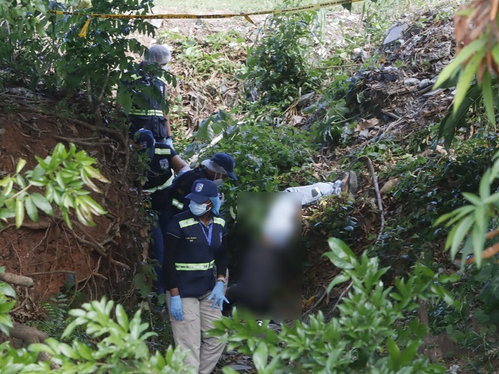 #SucesosCri El hombre lleva puesto un suéter de color gris plomo, pantalón jean y zapatos beige.