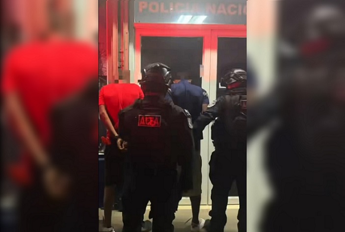 #SucesosCri Según confirmó la Policía Nacional, los sujetos, al ver a los uniformados, emprendieron la huida y, mientras intentaban escapar, uno de ellos lanzó la pistola, que luego fue ubicada.