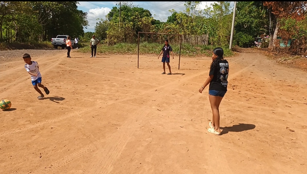 Entre barro y carencias, pelaitos de Calobre no sueltan el balón
“Aquí hay talento y ganas, pero faltan condiciones. Es importante que se invierta para evitar que los jóvenes caigan en malos vicios