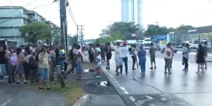 Se cansaron de no tener agua en Santa María y cierran la Tumba Muerto 
Los moradores explican que el suministro solo llega por pocas horas en la madrugada y se corta cerca de las 10:00 a.m.