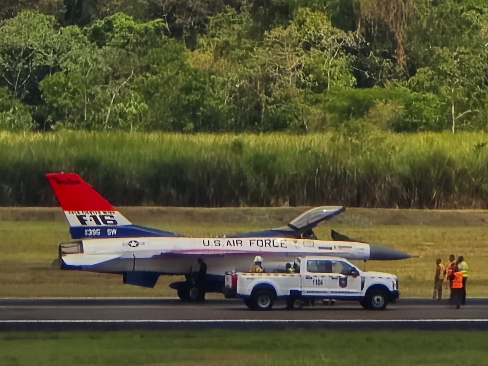 Falla en vuelo obliga a F-16 de EE.UU. a aterrizar de emergencia en Tocumen 
La tripulación detectó fallas en pleno vuelo, lo que obligó a tomar decisiones rápidas para evitar riesgos mayores.