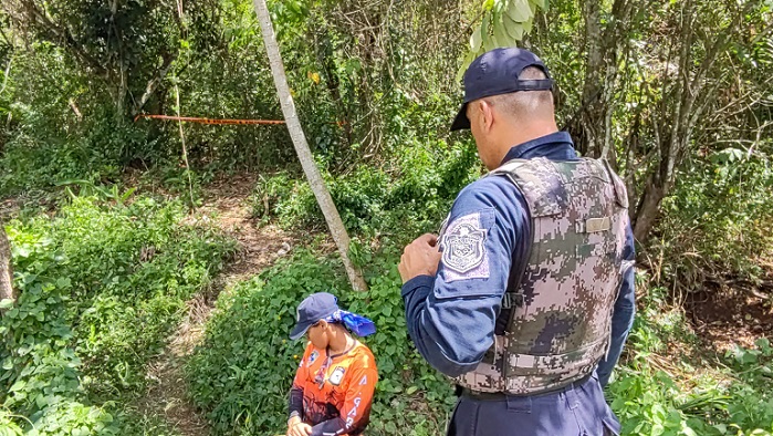 #SucesosCri Personal del Cuerpo de Bomberos, utilizando equipo de protección, movilizó el cuerpo del anciano hasta un punto donde personal del Ministerio Público pudo realizar sus labores.