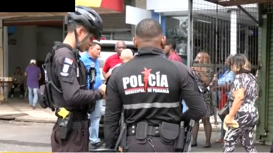 Alcaldía retira estructuras en la 5 de Mayo y buhoneros reclaman falta de aviso
Los buhoneros informaron que se mantendrán en el área a la espera de una respuesta por parte del Municipio de Panamá.