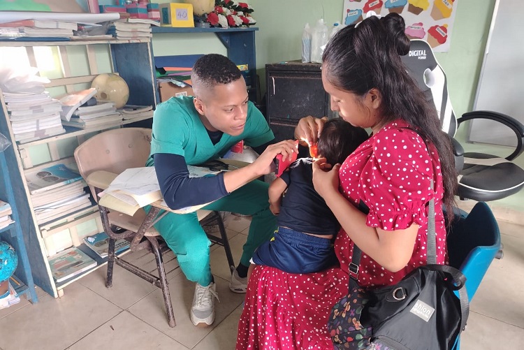 Decenas de familias del área de difícil en Donoso reciben servicios de salud