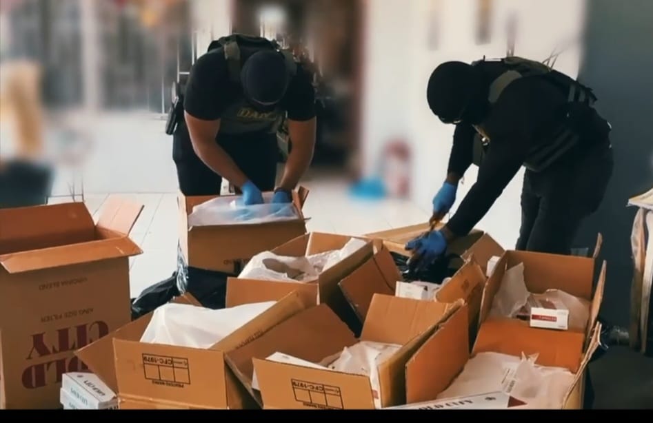 #SucesosCri En el mismo procedimiento, las autoridades también ubicaron dos bolsas que contenían hierba seca de presunta mar1hu4n4.