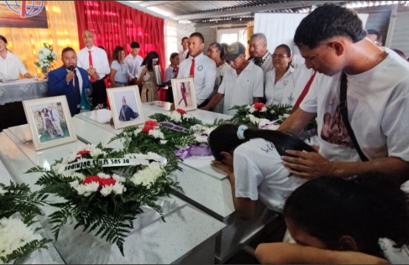 ‘Te amo, mamá’: hijo se despide ante 4 ataúdes tras tragedia en Chame 
Quienes conocieron en vida al pastor Benjamín López, resaltaron que siempre incluía en sus prédicas: 