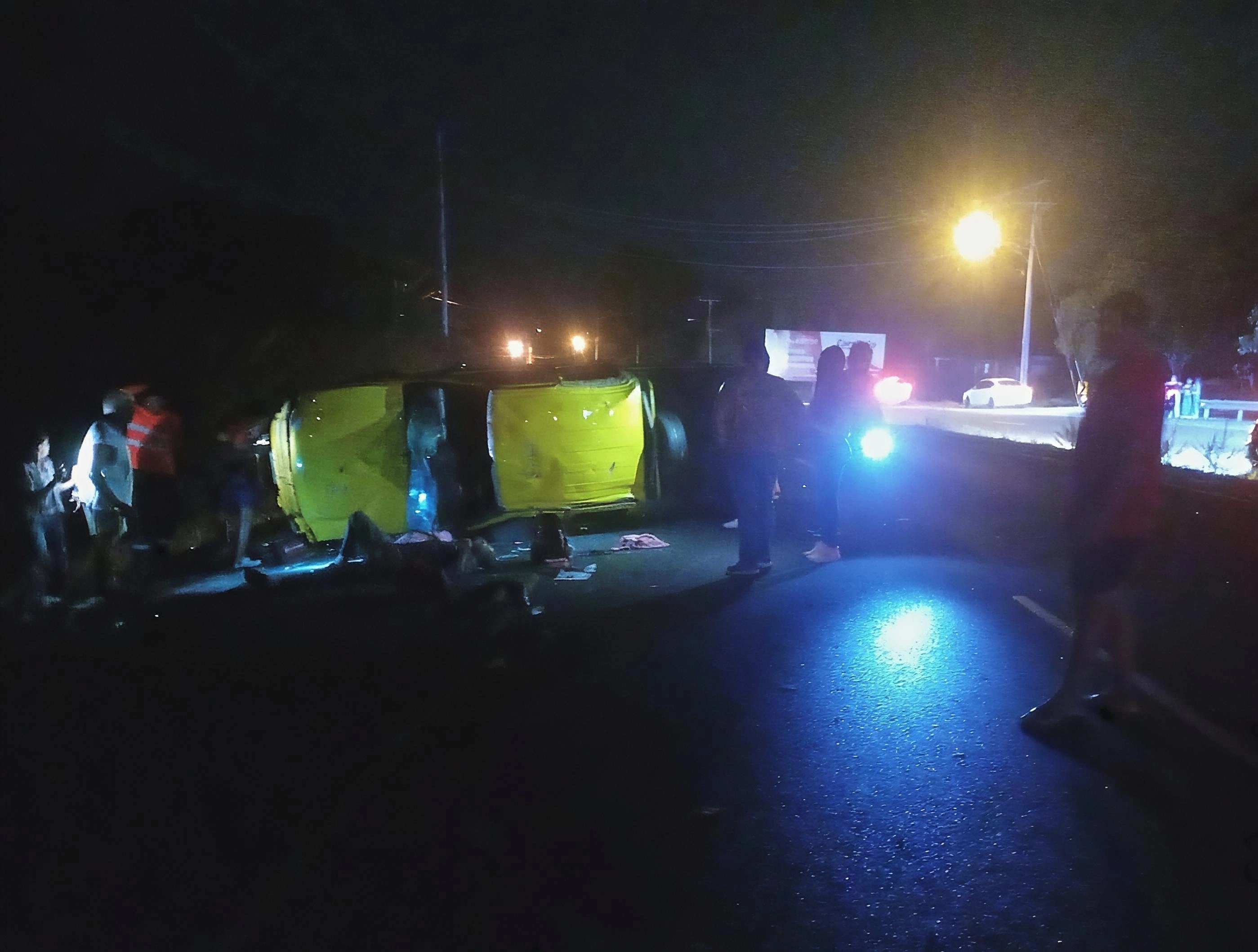 Conductor muere tras brutal colisión y vuelco en Azuero 
En el impacto, el conductor primero colisionó contra un sedán que transitaba por el carril izquierdo y luego terminó estrellándose contra el desnivel de la vía