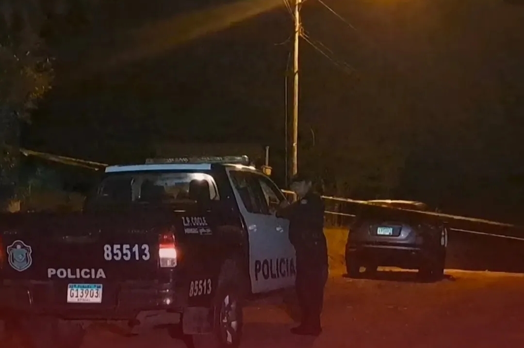 #SucesosCri Según informes policiales, la víctima se desplazaba a bordo de un vehículo tipo SUV, de color gris, cuando fue interceptada por sujetos desconocidos, quienes abrieron fuego contra el automóvil.