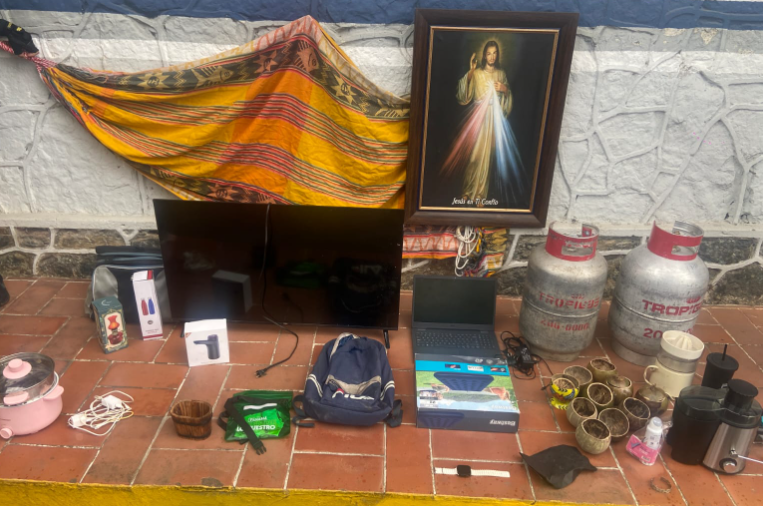 #SucesosCri Tanques de gas, un televisor, una laptop, un colchón inflable, ollas eléctricas y otros artículos se encontraron dentro de una tumba.