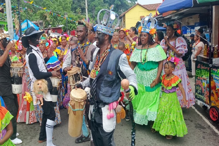 #NacionalCri La jornada arrancó entre tambores, bailes y expresiones tradicionales que mantienen vivas las raíces del pueblo congo.