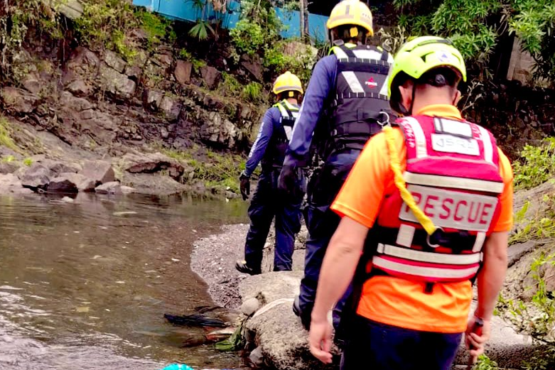 #SucesosCri El sujeto, de aproximadamente 20 años,  había ingresado a un río el viernes, cuando aparentemente fue sorprendido por una cabeza de agua, lo que causó su desaparición.