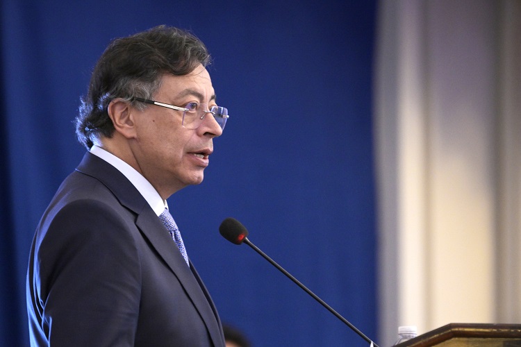 Gustavo Petro afirma que municiones usadas en ataques llegan desde Ecuador
