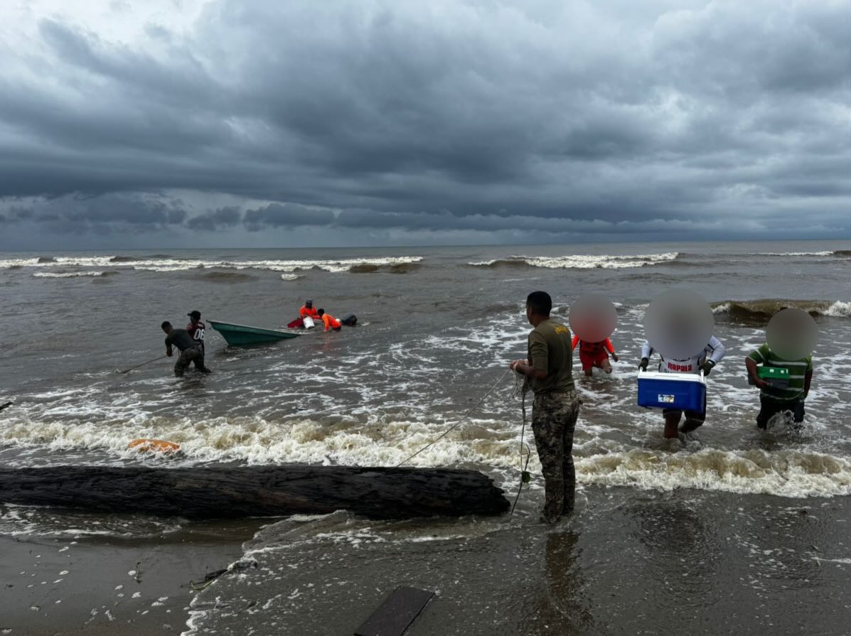 Rescatan a tripulantes a la deriva en Costa Abajo de Colón