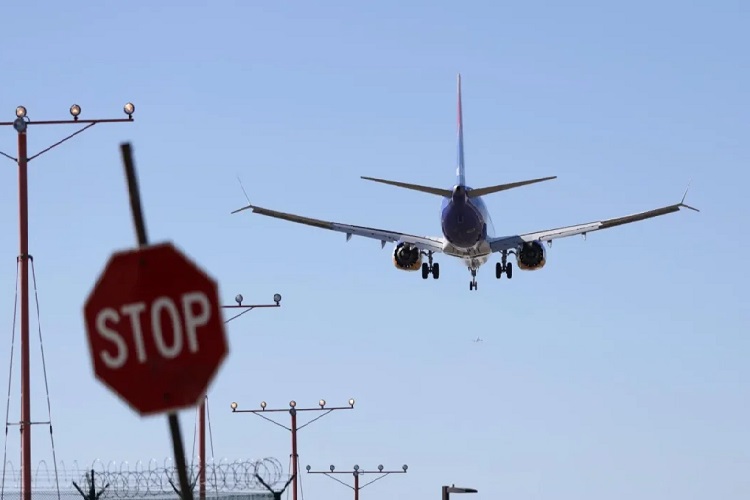 EE.UU.: Investigan choque de un avión con un camión en aeropuerto de Newark