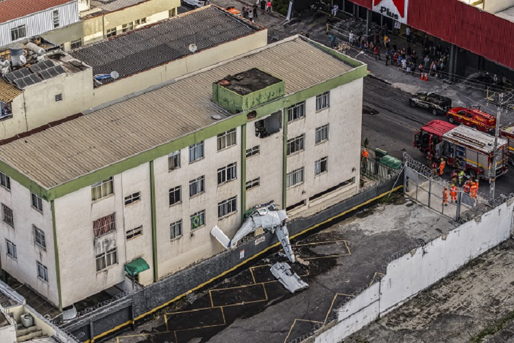 Avioneta se estrella contra edificio en Brasil y deja dos muertos y tres heridos