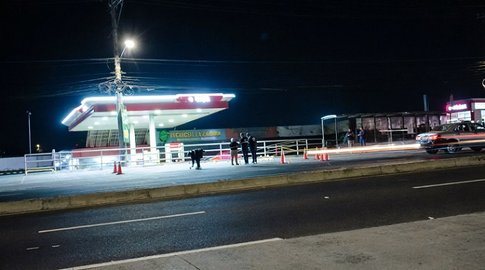 #SucesosCri Poco después del h0m1c1d1o, la policía ubicó abandonada en la milla 13, frente a una estación de gasolina, una camioneta de color negro que supuestamente estaba vinculada con el hecho.