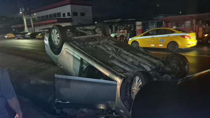 #SucesosCri El automóvil impactado quedó volcado en plena vía, mientras que el otro terminó cerca de un poste del tendido eléctrico.