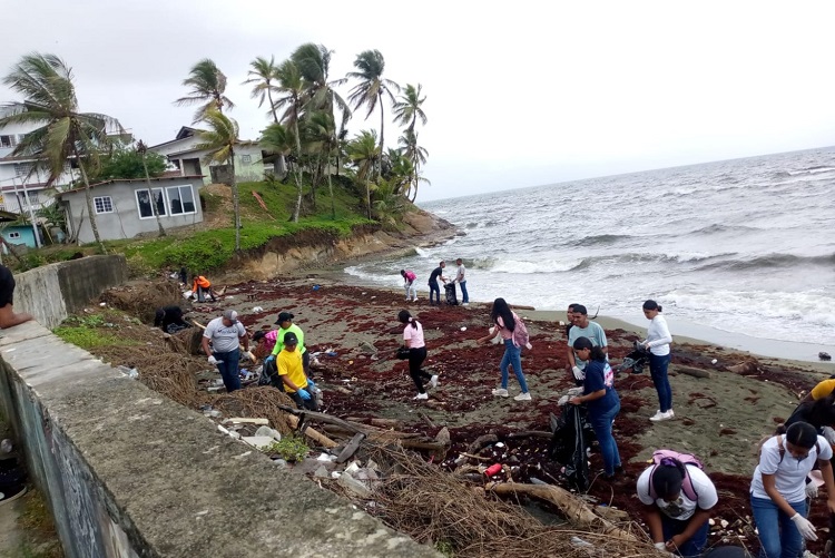 Esfuerzo comunitario rescata playa en Costa Abajo de Colón