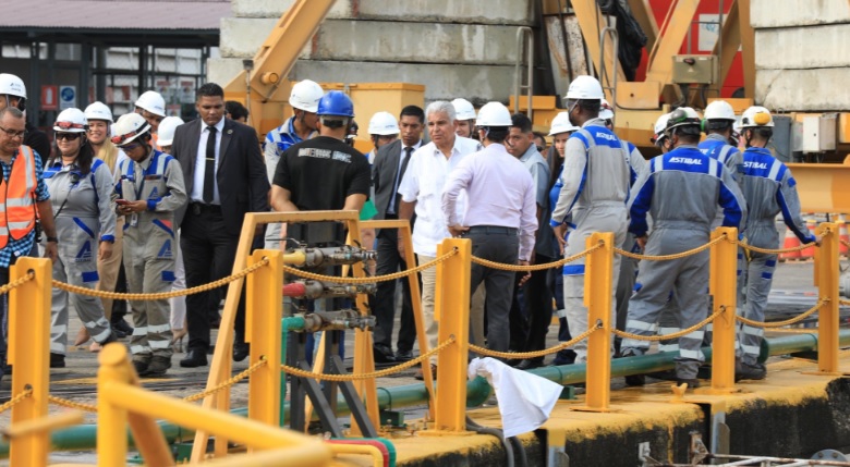 Mulino recorre astillero en Balboa y resalta el empuje del empleo naval
“La industria del astillero es el futuro de este país”, expresó Mulino durante el encuentro.