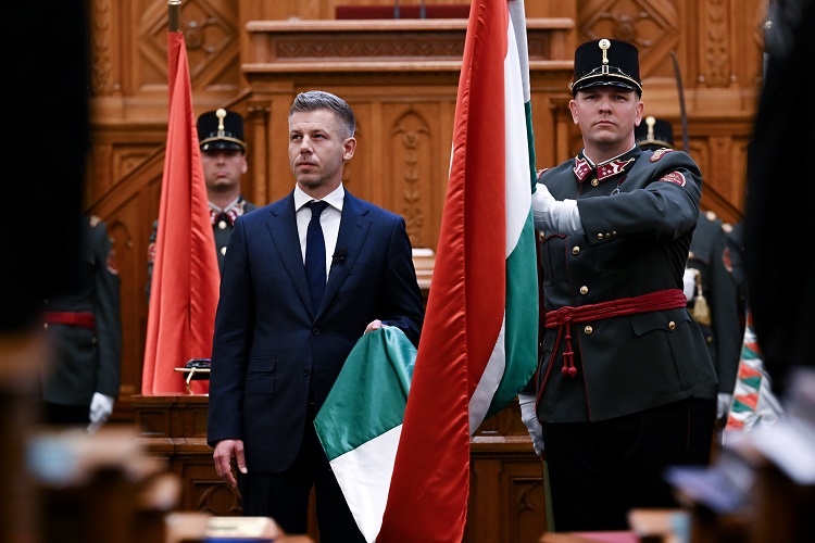 #MundoCri Péter Magyar juró el cargo después de haber sido elegido nuevo jefe de Gobierno con 140 votos a favor y 54 en contra de los 199 diputados del Parlamento.