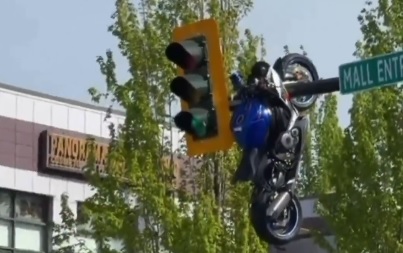 Moto quedó colgando de un semáforo tras brutal accidente  