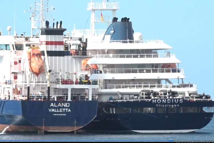 Crucero afectado por hantavirus zarpa de Tenerife tras completar desembarque