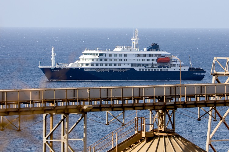 Dos aviones sacarán a los últimos pasajeros del crucero MV Hondius