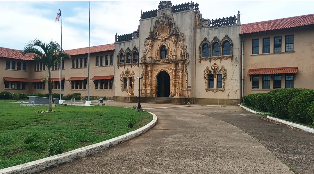 Escuela Normal de Santiago paraliza clases por lío con directora 
Profesores denunciaron además que varios educadores habrían sido reubicados sin carga horaria,