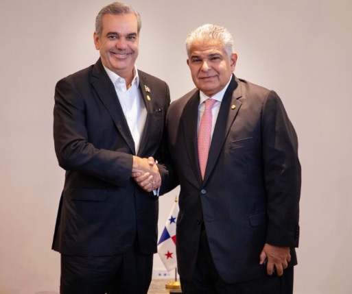 Abinader viaja a Panamá para reunión con Mulino y foro de zonas francas
El objetivo principal es su participación en el Congreso Mundial de Zonas Francas