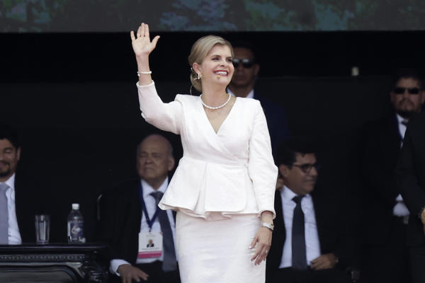 La presidenta de Costa Rica, Laura Fernández (c) durante su ceremonia de investidura. Foto: EFE 