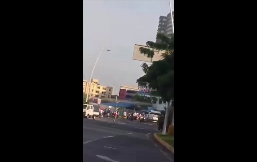Al lugar llegaron unidades de la Policía Nacional para controlar el tránsito y evitar enfrentamientos.