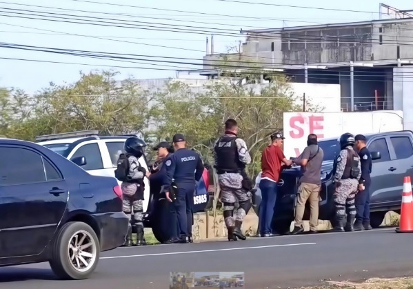 ¡Corredera, tiros y golpes! Cae sospechoso tras persecución en Las Tablas
El operativo puso en alerta a estudiantes, conductores y residentes cerca del Centro Regional Universitario de Los Santos.
