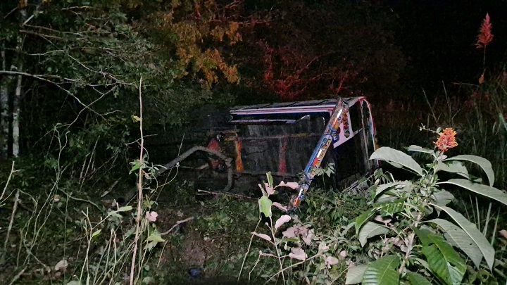 #SucesosCri Del impacto, el autobús terminó en un herbazal, después de dar varias vueltas.