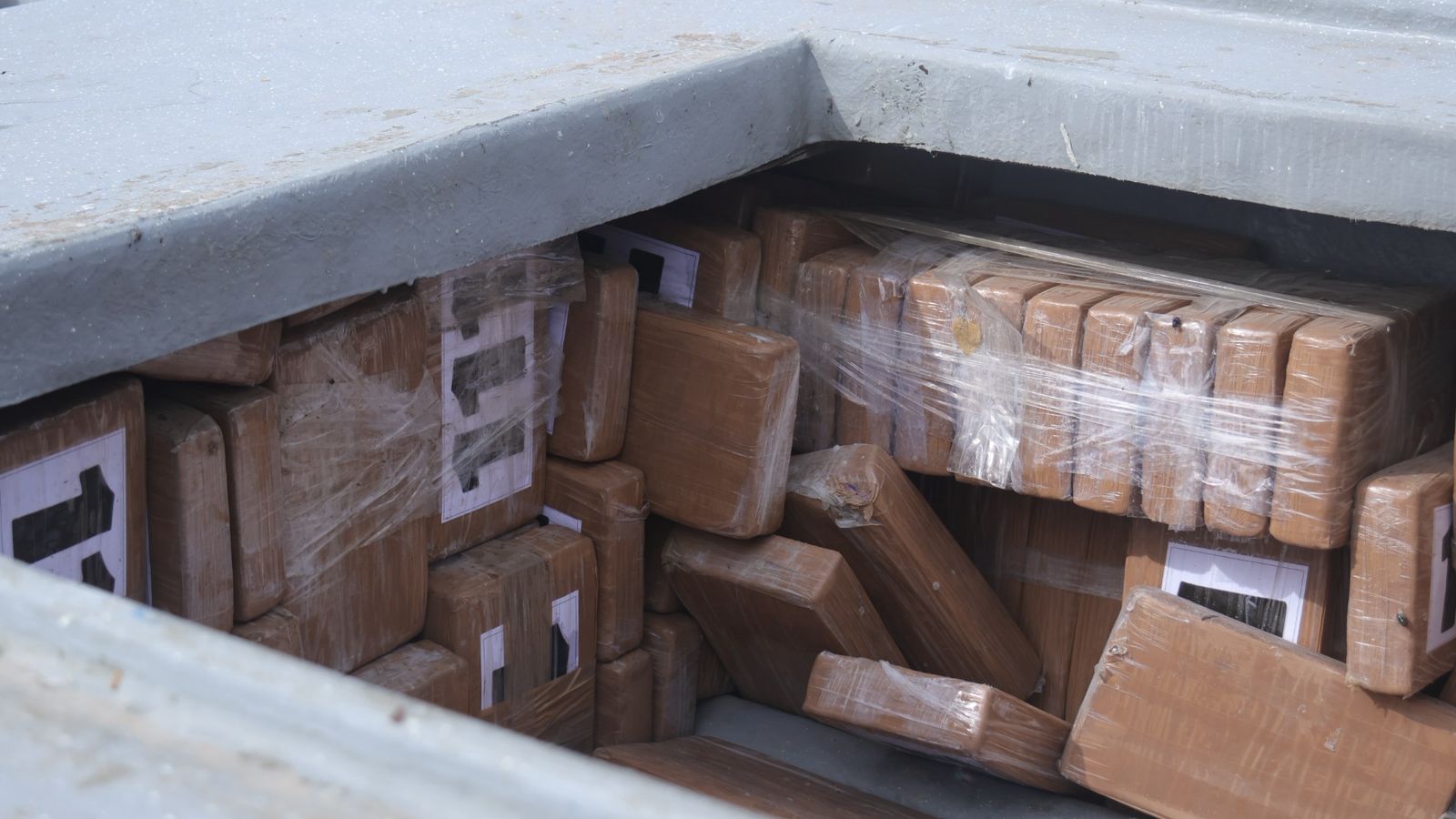 Caen con media tonelada de droga en aguas del Pacífico
Las autoridades divulgaron imágenes del cargamento, compuesto por paquetes de color marrón marcados con el número 111.